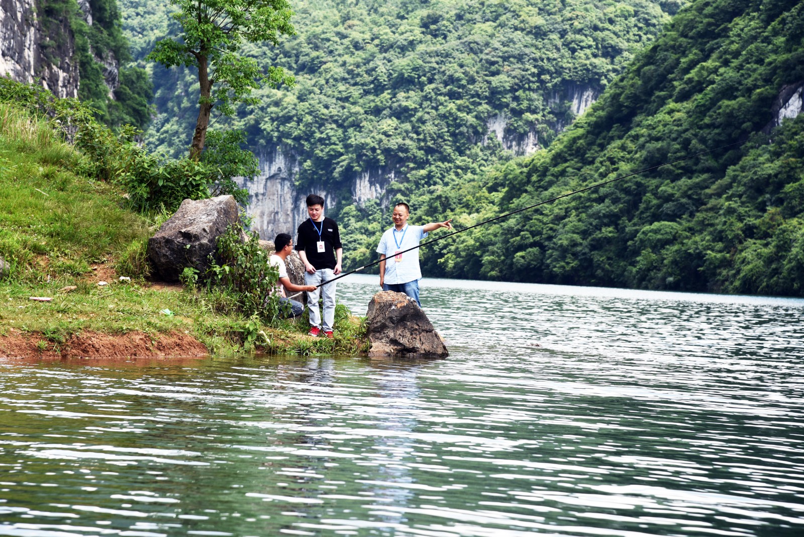 2021年6月17日，在貴州省黔西市鐵石苗族彝族鄉(xiāng)許家壩村索橋渡口，鄉(xiāng)紀(jì)檢監(jiān)察干部向群眾了解一人一桿一鉤等“十年禁漁”相關(guān)政策落實(shí)情況。 熊軍萬(wàn)  攝.JPG