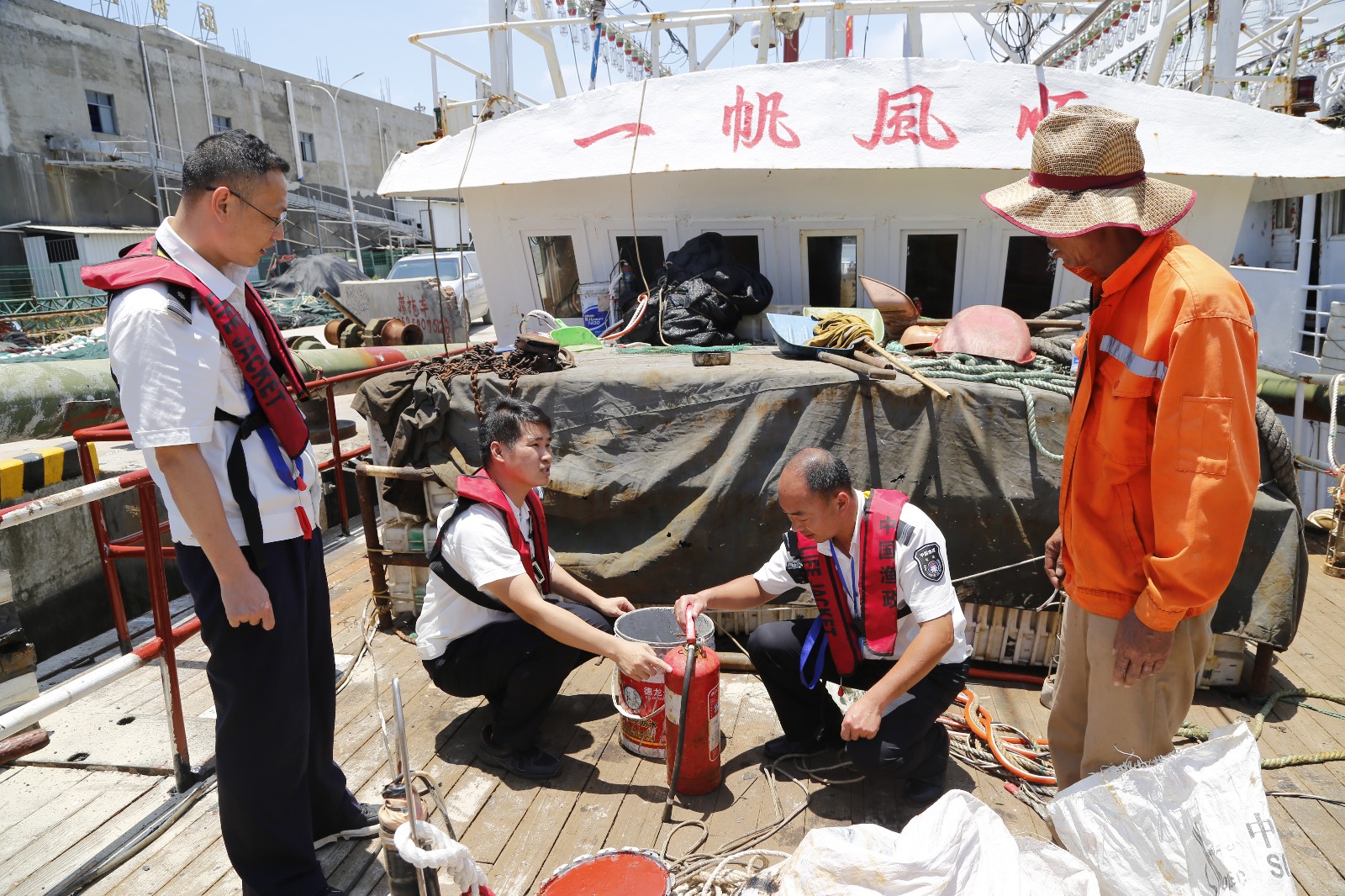 福建省海洋與漁業(yè)執(zhí)法人員在霞浦縣三沙中心漁港開展?jié)O船安全生產(chǎn)隱患排查.JPG