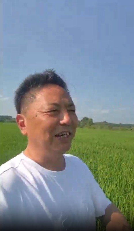 農(nóng)村調(diào)研專家、湖北省委政研室原一級(jí)調(diào)研員余愛民在稻花香里說“糧王”